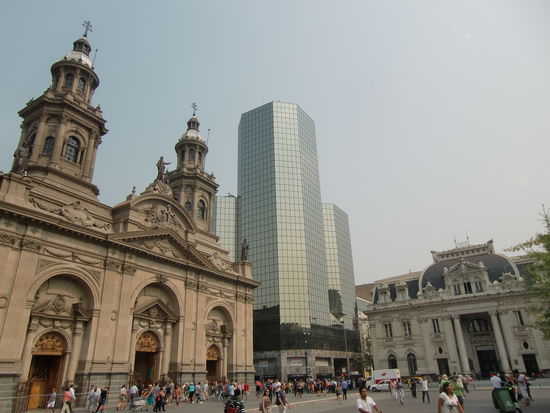 Santiago: Plaza de Armas, Alt neben Neu. Kathedrale Metropolitana (erb. 1748-1800).
