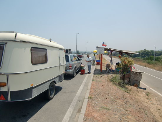 On the road again. Einkaufen neben der Ruta 5. Es gibt alle naselang Stände mit Früchten, Gemüse, Käse, Brot u.v.m von den regionalen Bauern.