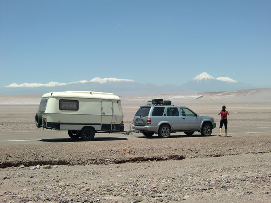 Wir fahren ins Herz der Atacama mit Blick auf die Andenkette. Hier stehen nur noch Fünf- und Sechstausender rum. Vulkan Licancabur hat 5960m.