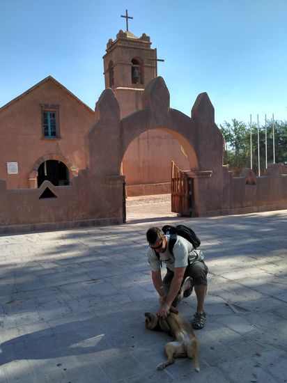 San Pedro, die Kirche aus dem 17. Jahrhundert besteht aus Lehmziegeln und einer Decke aus Kaktusholz. Die allgegenwärtigen Dorfhunde sind immer freundlich und zum Spielen aufgelegt.