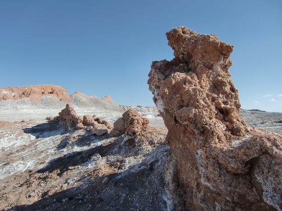 Valle de la Luna: bizarre Formationen mit Salz überzogen