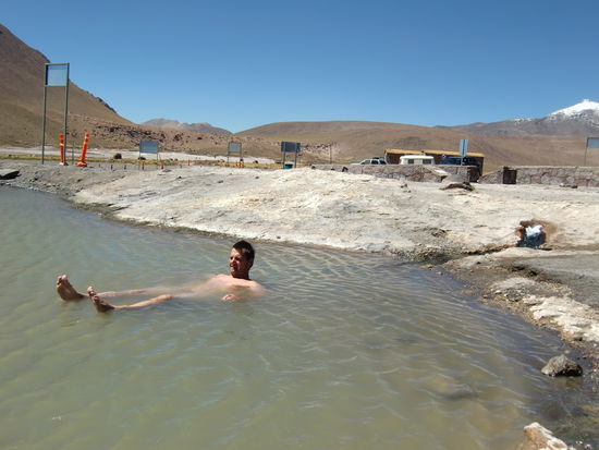 Baden im pudelwarmen Pool. Die Quelle rechts, die den Pool speist, hat 85 Grad.