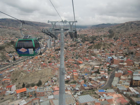 Mit zwei Seilbahnen hintereinander schwebten wir über die Dächer von La Paz hinauf nach El Alto. Der Stadtteil liegt auf dem Altiplano und man hat tolle Ausblicke.