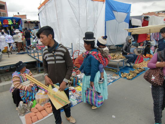 Riesiger Markt. Wir konnten einige Frauen in der bolivianischen Tracht ablichten. Sie tragen viele Röcke über einander und haben diese komische Melone auf dem Kopf.