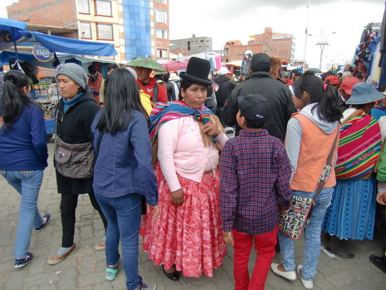 Und meistens ein Kind im Tragetuch.