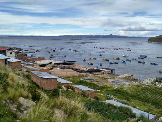 Die Straße führt oft direkt am Ufer entlang.