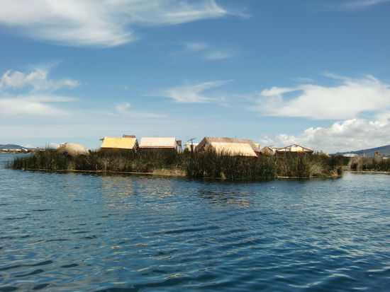 Alles aus Schilf, die Insel, die Häuser, die Boote.