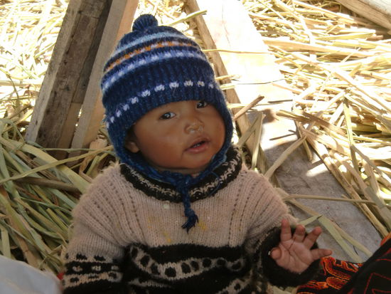 Auf fast 4000 m ist es auch im Sommer kühl. Kleiner Uru dick eingepackt und mit Schnupfennase.