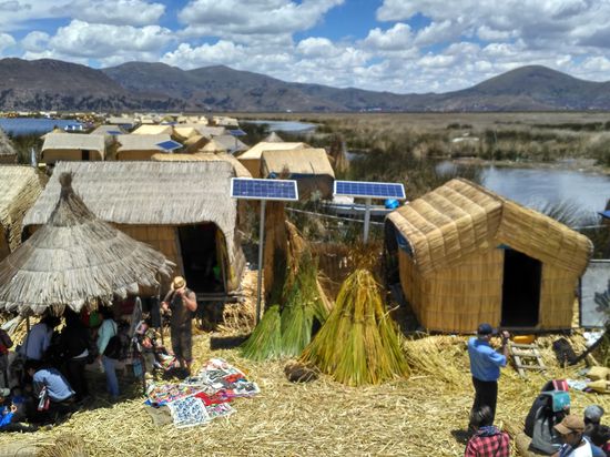 Der Fortschritt läßt sich aber auch hier nicht aufhalten. Solarmodule und SAT-Schüsseln stehen auf jeder Insel.