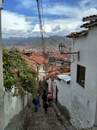 Blick runter auf Cusco. Unter der Laterne sieht man den Hauptplatz mit Kathedrale.