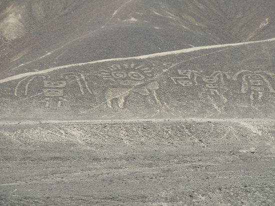 Menschliche Figuren, in den Berghang gekratzt. Oder waren es doch Außerirdische? Auch diese Theorie wird diskutiert.