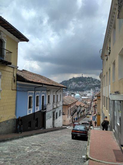 Altstadtgasse mit Blick auf den Hügel Panecillo mit Jungfrau von Quito Statue