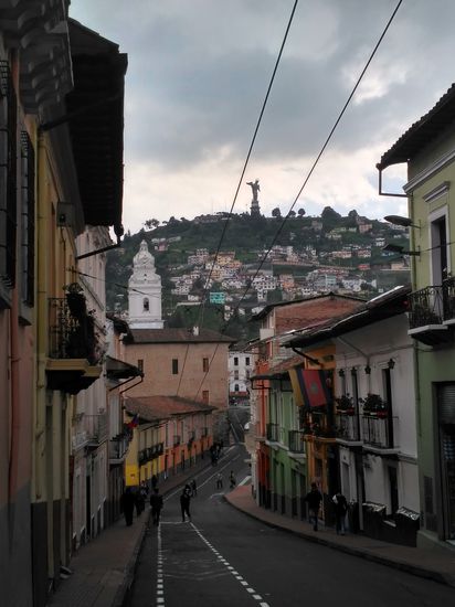 bunte Häuser unter Gewitterhimmel