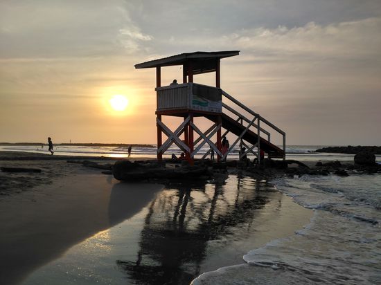 Das Hotel liegt direkt am Meer. Nur über die Straße.