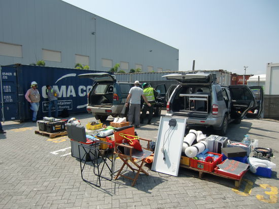 Drogenkontrolle. Das Auto war voll bis unter die Halskrause, aber es mußte alles wieder raus.