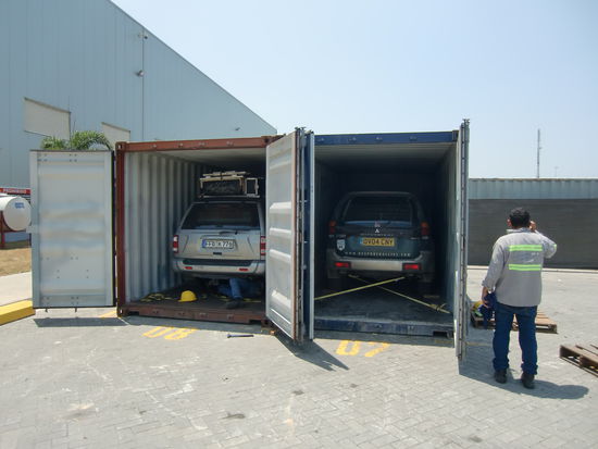 Im Container nach Antwerpen. Mit uns wurde noch ein Brite abgefertigt.