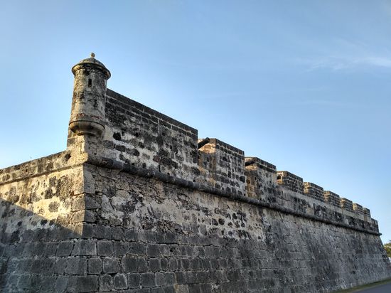 Stadtmauer mit Türmchen und Kanonen