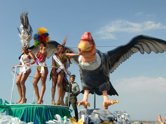 Auf dem Rückweg zum Hotel kamen wir in ein großes Spektakel. Mit Mottowägen, Tänzern, Sambagruppen und Musik. So, wie wir uns den brasilianischen Karneval vorstellen. Es ging aber (soweit wir das verstanden haben) um die Wahl der kolumbianischen Schönheitskönigin.
