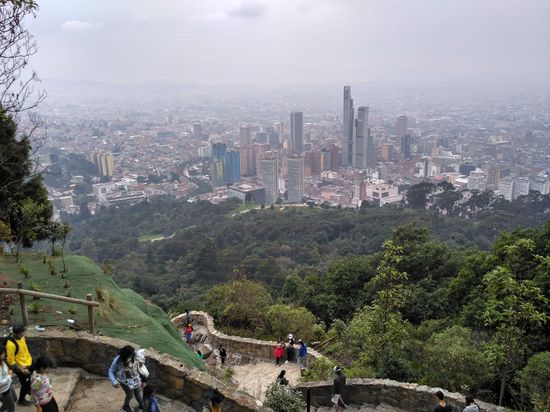 Blick vom Monserrate auf Bogotás Downtown