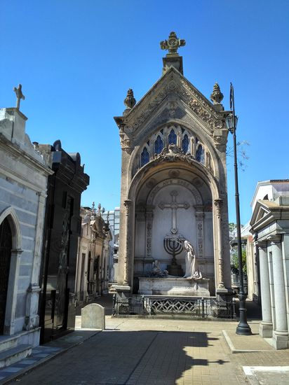 Die Totenstadt der Reichen und Mächtigen. Marmor, Engel, Kryptas und Särge ohne Ende.