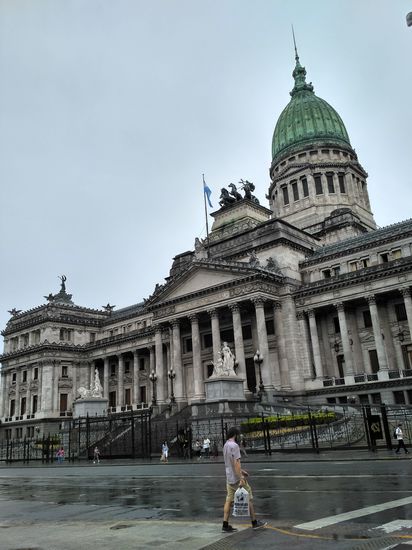 Das Kongressgebäude. Soll eine Kopie des Kapitols (USA)sein. Es regnet mal wieder.