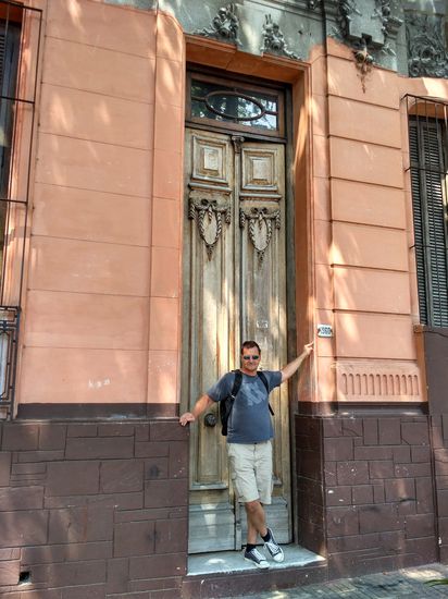 Man beachte die Höhe der Tür !!!! (auch unser Hotelzimmer ist so hoch)