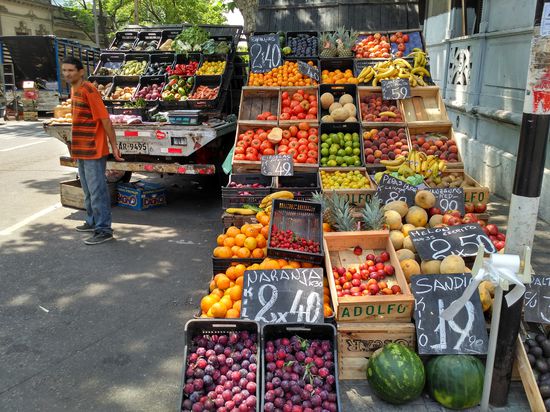 Obststand mitten auf der Straße