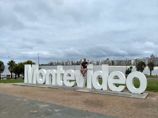Diese Buchstaben gibt es in jeder Stadt. Im Hintergrund der Stadtstrand Pocitas.