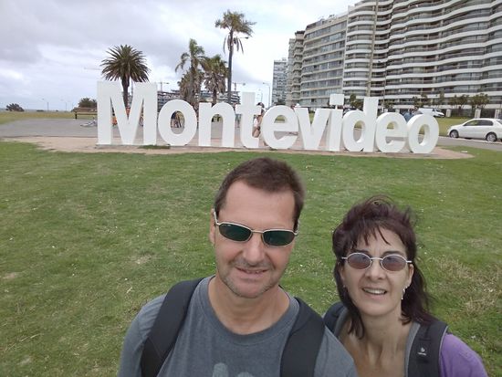 Fürs Selfie muss man dann auf die andere Seite, sonst ist der Schriftzug verkehrt. Uns gehts gut, sind aber schwer genervt, wegen der Warterei.