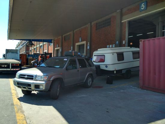 Hier sind sie!!!! Am 29.12. ist es soweit. Wir kriegen den Stempel von Grimaldi Lines, bringen die Frachtpapiere zu Eduardo, der sich um alle Zollformalitäten kümmert, und um 14.00 Uhr ist es soweit. Noch zwei Unterschriften und da sind sie. Kein Schaden, kein Einbruch, alles in Ordnung. Die gesamte Ladung von Daheim unangetastet. Wir sind glücklich.