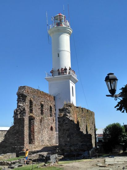 Colonia ist ein historisches Städchen, gegründet um 1640. Kopfsteinpflaster, Gaslaternen, alte Gemäuer, Fort mit Kanonen, alles da. Recht nett anzuschauen, extrem touristisch. Hier Reste alter Leuchtturm plus neuer Leuchtturm.