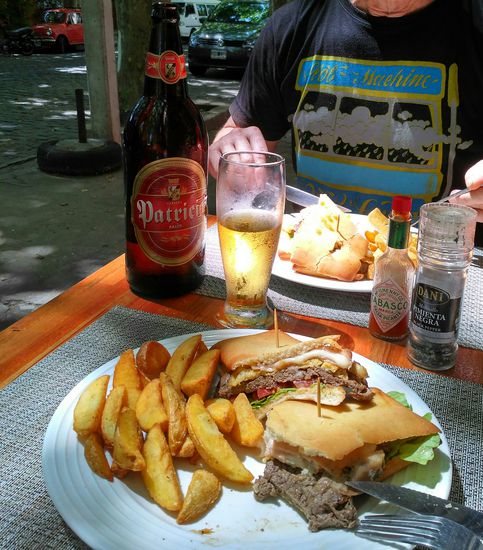 Das Nationalgericht Chivito: Rindersteak mit Kopfsalat, Tomate, Schinken, Käse, Oliven und Ei. Das Ganze in Brot und mit Pommes oder Wedges. Kalorienbombe, aber lecker