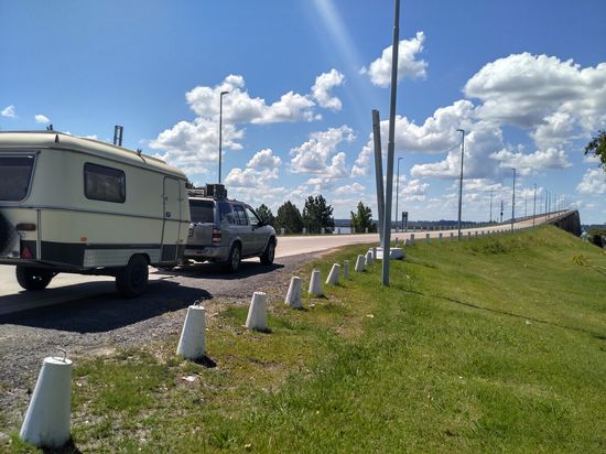 Den ersten Grenzübertritt haben wir problemlos geschafft. Jetzt noch den Rio de la Plata über diese Brücke überqueren und wir sind wieder in Argentinien. Im Moment hat es gerade 39 Grad. Der ganze Tag war eine Hitzeschlacht.