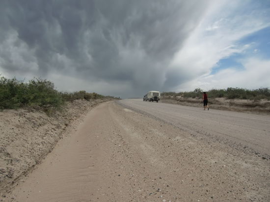 Jetzt schnell ins Auto. Das wurde ein richtiger Sandsturm.