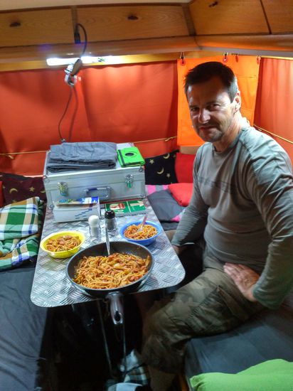 Es ist angerichtet. Zum Abendessen gibts Würstlgulasch.