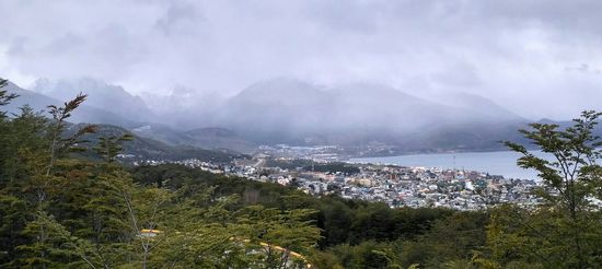 Fünf Minuten kommt die Sonne raus. Ushuaia liegt uns zu Füßen.