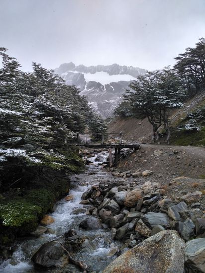 Bei der Wanderung zum Gletscher gibt es Neuschnee.