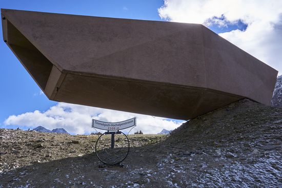 Diese von außen wirklich nicht sehr ansprechenden "Kunstwerke" erzählen innen von der Geschichte der Timmelsjoch-Passstraße.