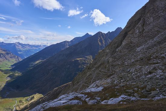 Der Blick zurück. Direkt unten am Berg sieht man die Lazinser Alm, weiter hinten im Tal sind Zeppichl und Pfelders noch zu erkennen.