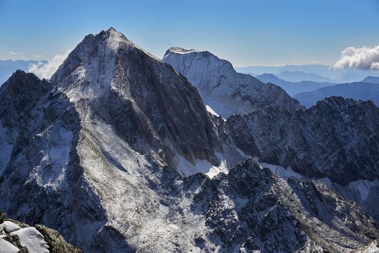 Hohe Weise mit Kleiner Weißen im Hintergrund.