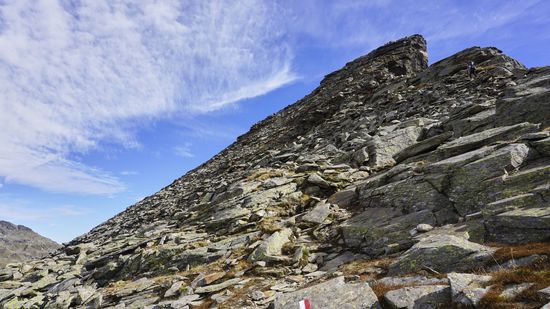 Der Weg hoch zur Spronser Röterspitz geht über Steinplatten und meist am Abgrund entlang.