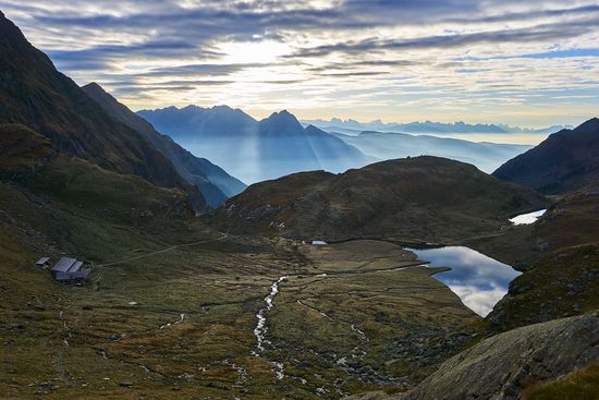 Sonnenaufgang in den Dolomiten. Unten sieht man die Oberkaser Alm.