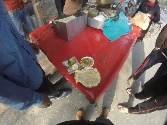 Es gab einen vegetarischen Brei mit Fladenbrot. MEGALECKER und Scharf.