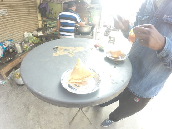 Außerdem eine gefüllte Teigtasche mit verschiedenen Currys...