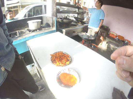 Stand drei... so etwas wie Pommes nur in scharf mit Curry... Au lecker.