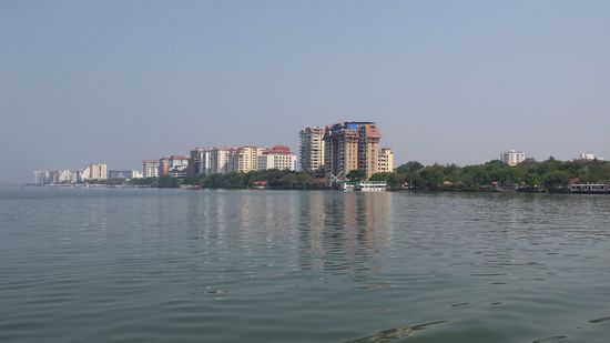 Ernakulam auf dem Festland. Unterwegs mit der Fähre nach Fort Cochin.