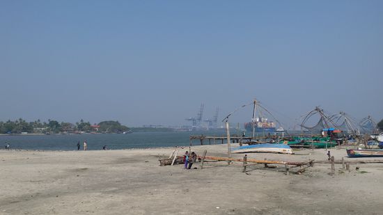 Vergangenheit und Moderne, die alten Chinesischen Netze und im Hintergrund der Containerhafen.