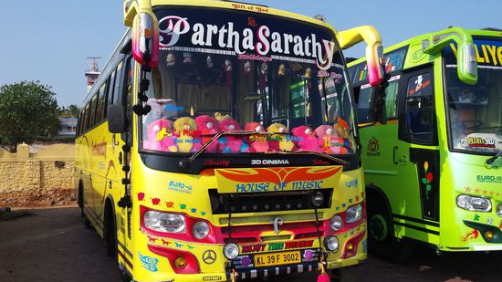 Viele dieser Busse sieht man oft auf Indiens Straßen. Überdimensional geschmückt.