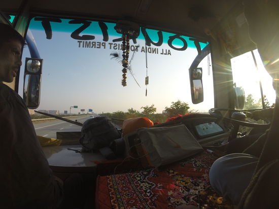 Man saß also quasi auf der Mittelkonsole neben dem Fahrer.