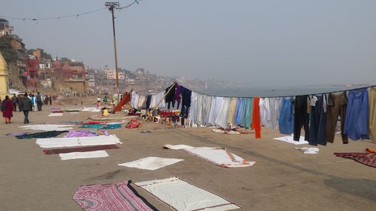 Am ganzen Flussufer wird gewaschen und anschließend sämtlicher Platz genutzt zum trocknen der Wäsche.